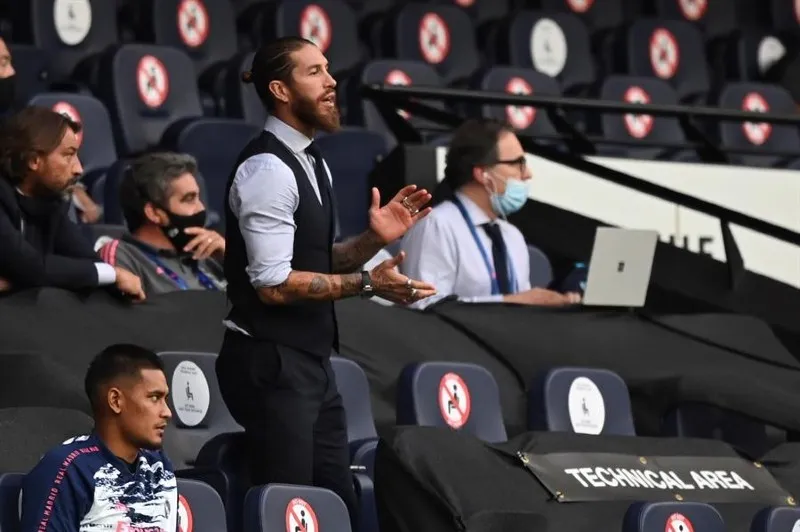 Ramos apoyando a sus compañeros desde las tribunas
