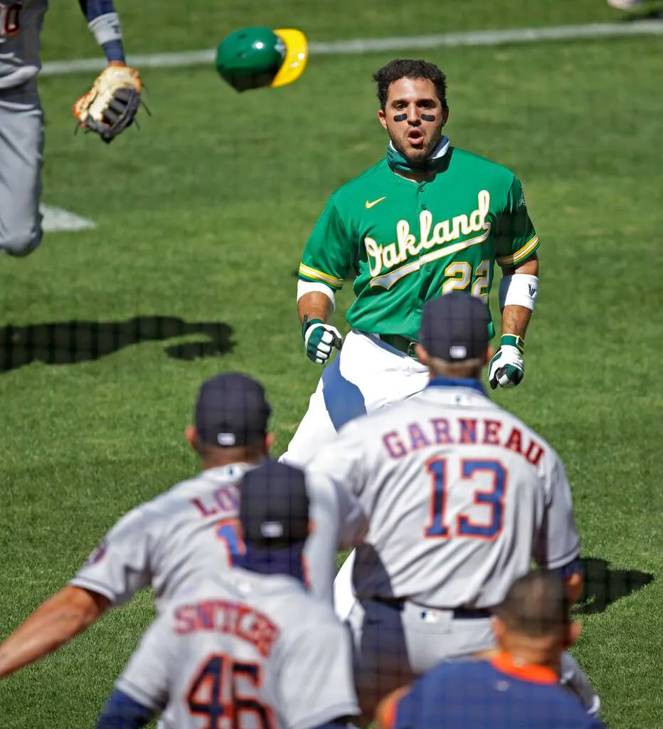 Laureano encarando a la banca de Astros