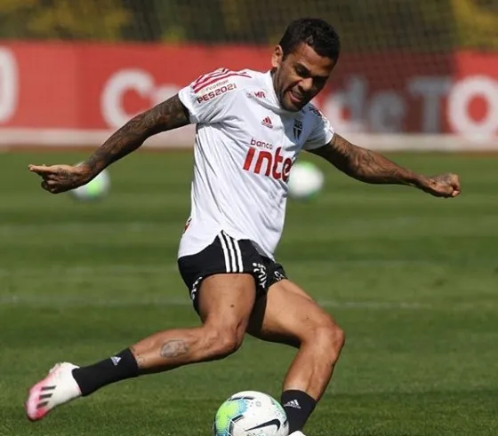 Alves entrenando con el Sao Paulo