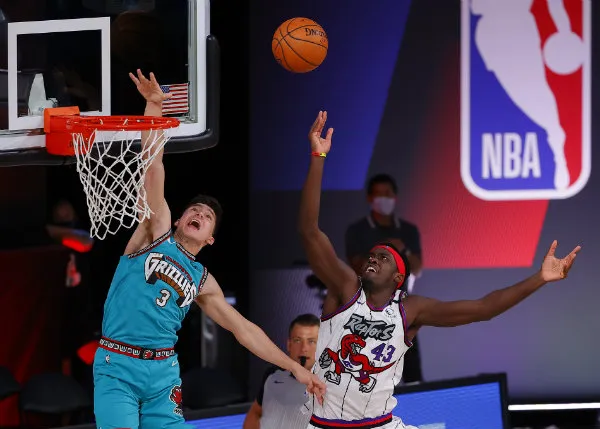 AP Fred VanVleet intenta encestarle a los Grizzliez