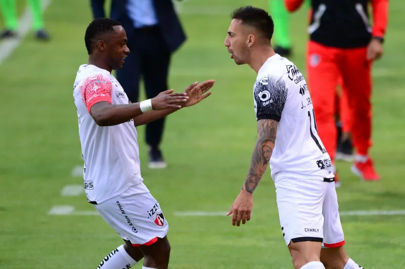 Renato Ibarra en festejo de gol