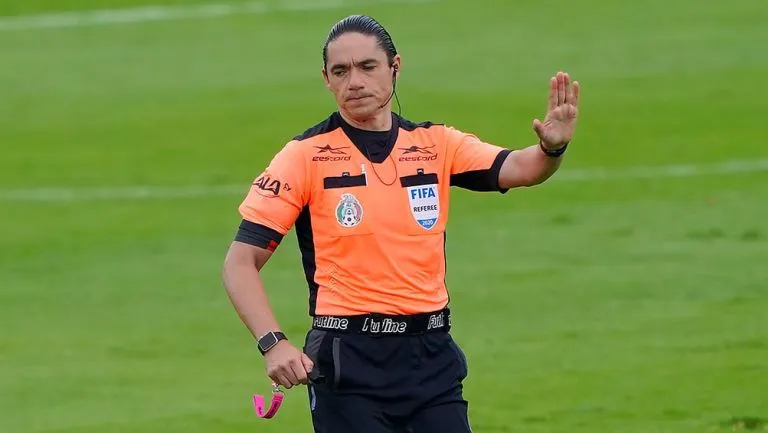 El árbitro durante el duelo de la J3