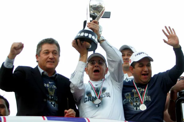 MEXSPORT El entrenador celebra un título de Liga con Monterrey