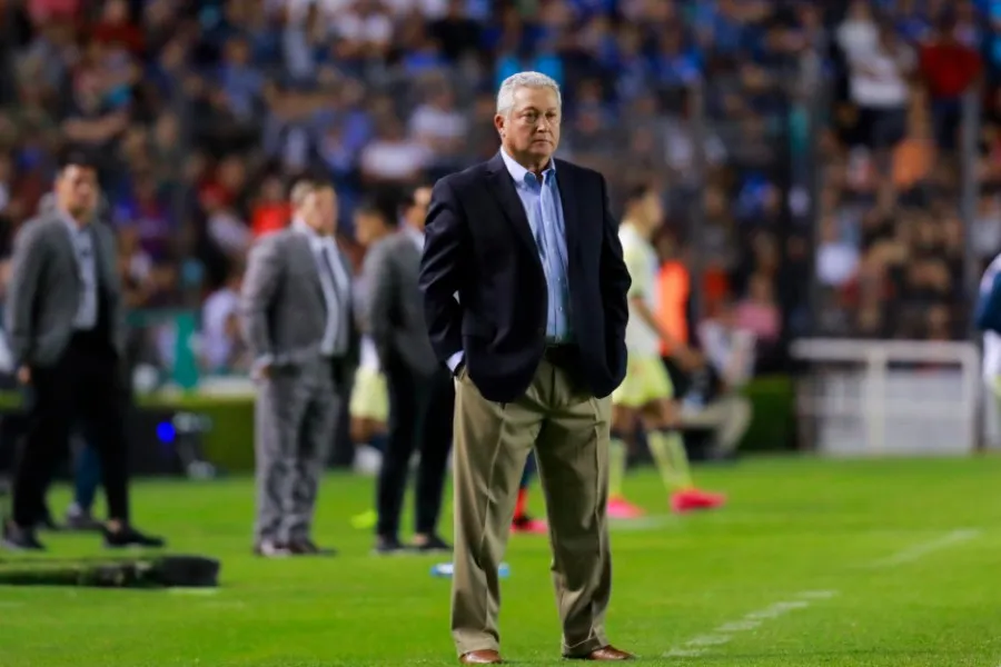 IMAGO7 Víctor Manuel Vucetich durante un partido con Querétaro