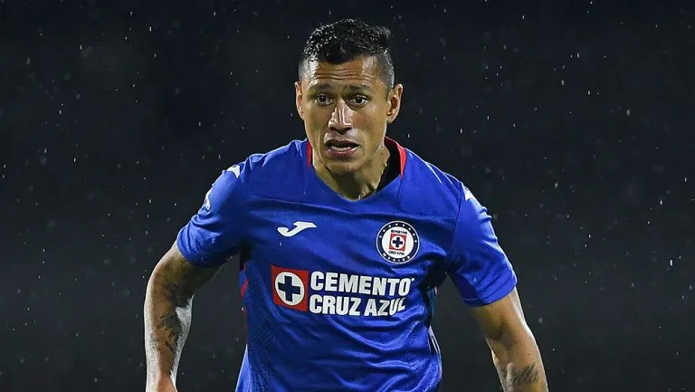 Domínguez, durante un partido de Cruz Azul