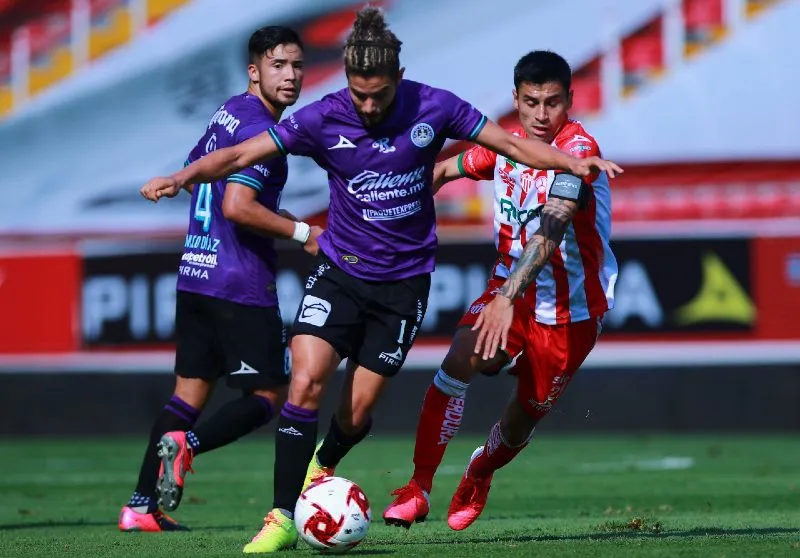 César Huerta peleando un balón