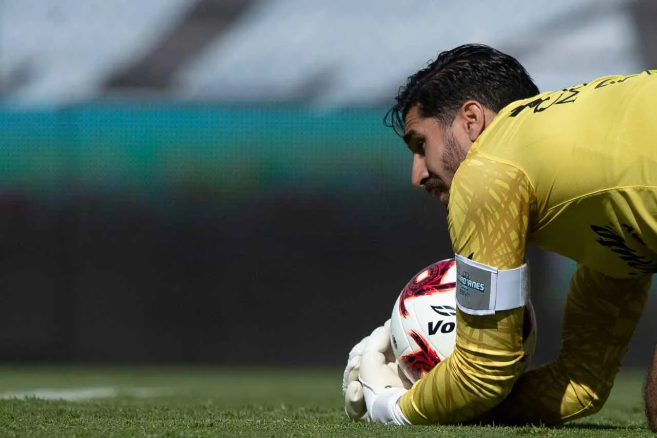 MIGUEL PONTÓN Alcalá tras tapar un disparo de La Máquina