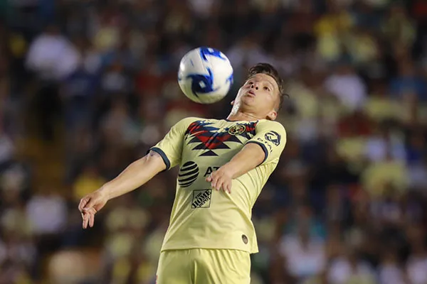 IMAGO7 El mediocampista baja el balón en partido con las Águilas