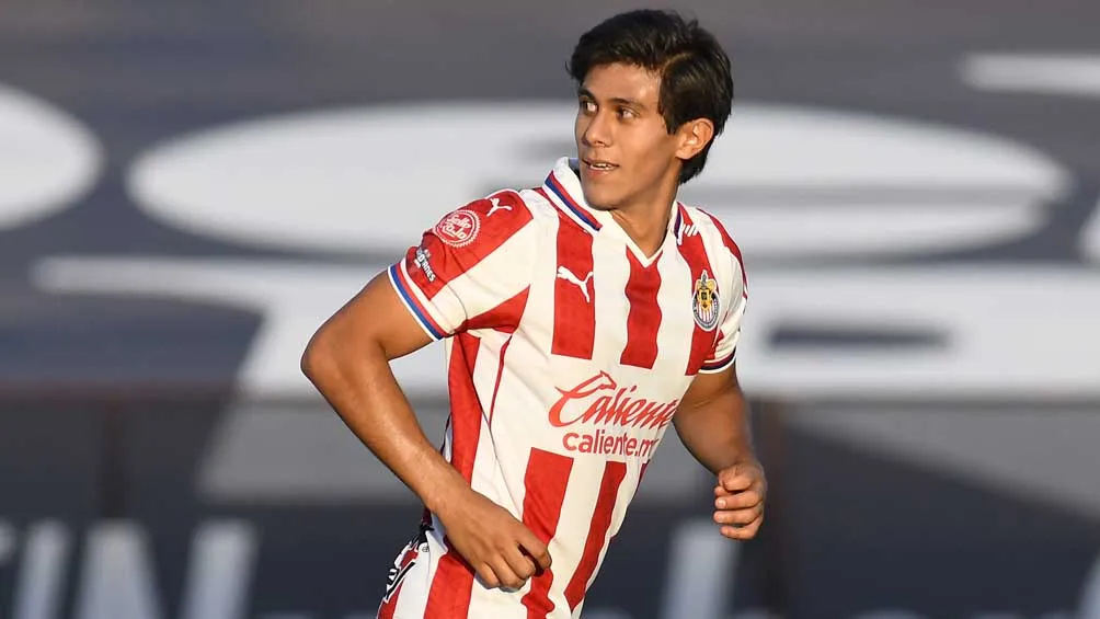 IMAGO7 Macías, durante un juego de Chivas