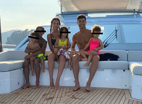 La familia junta en el yate