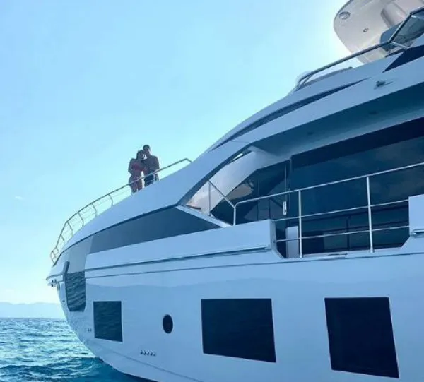 La pareja disfruta su nueva embarcación