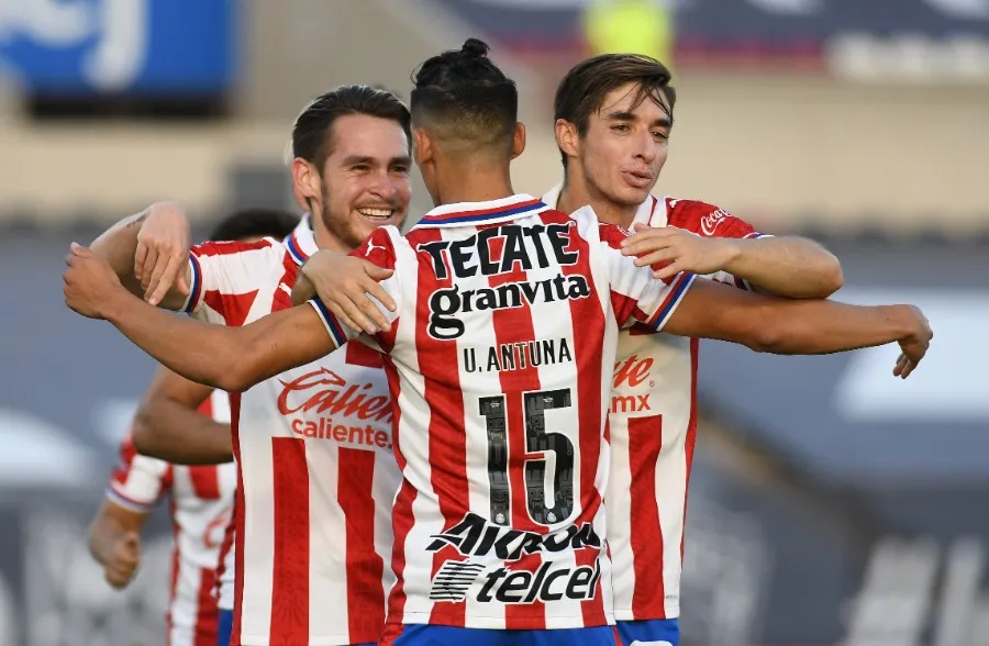 IMAGO7 Jugadores de Chivas celebran gol ante Juárez