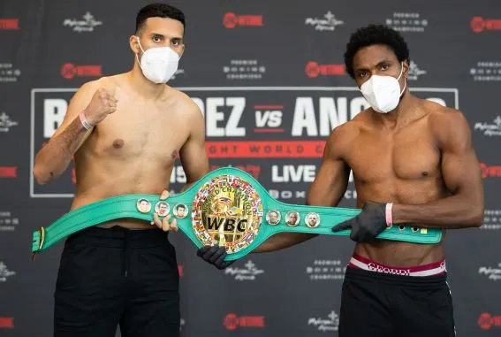 Benavidez y Roamer Angulo sostienen el fajín del CMB