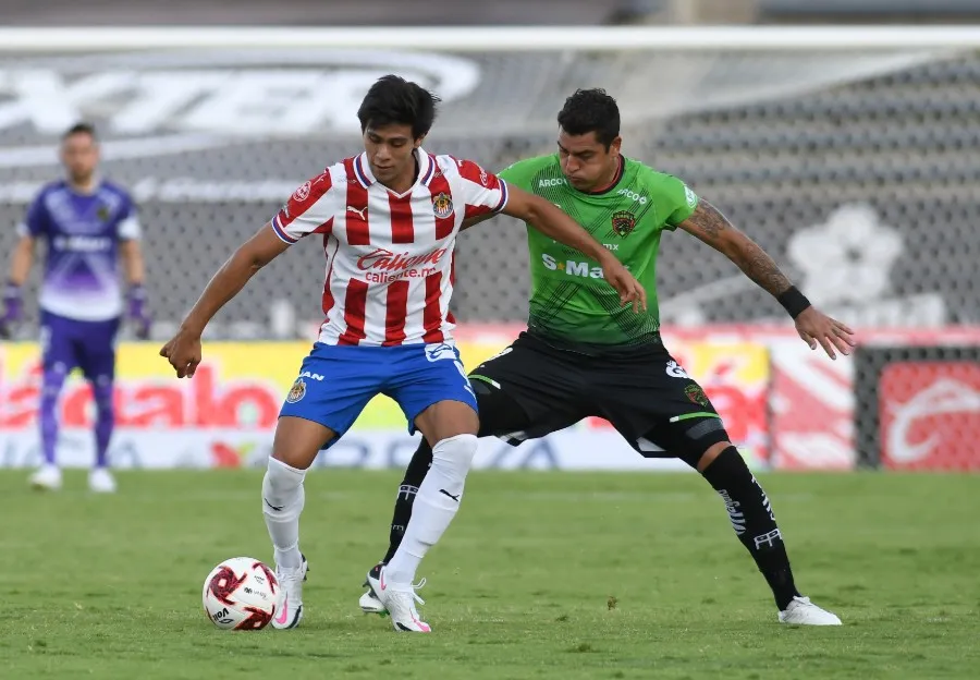 Macías durante un partido con Chivas