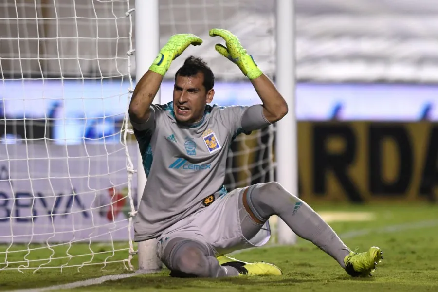Nahuel Guzmán durante un partido con Tigres