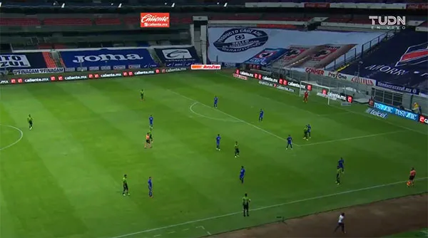 Algunas zonas de la cancha se vieron más obscuras