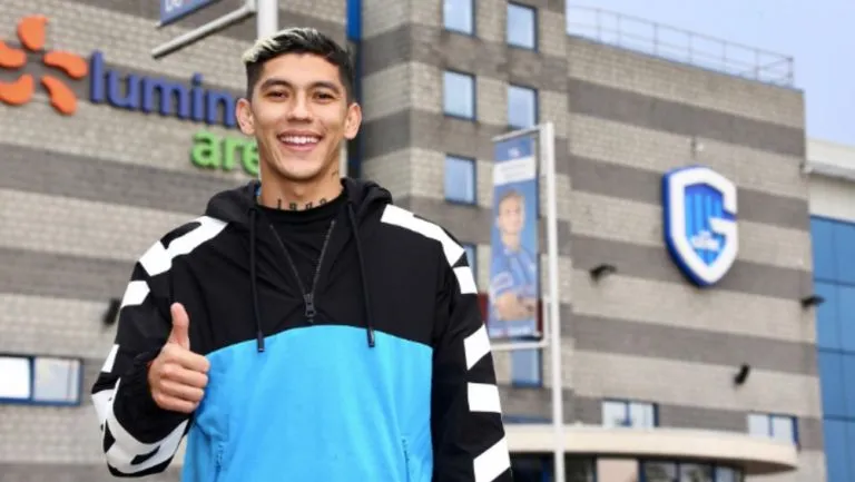 TWITTER@KRCGENKOFFICIAL Gerardo Arteaga en las instalaciones del Genk