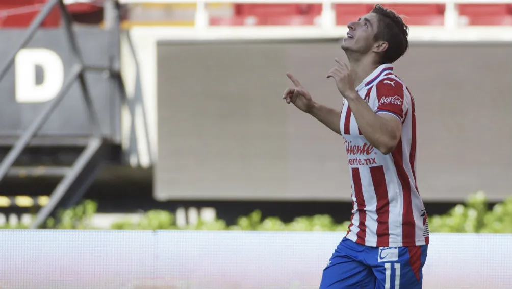 Brizuela celebrando su anotación con Chivas