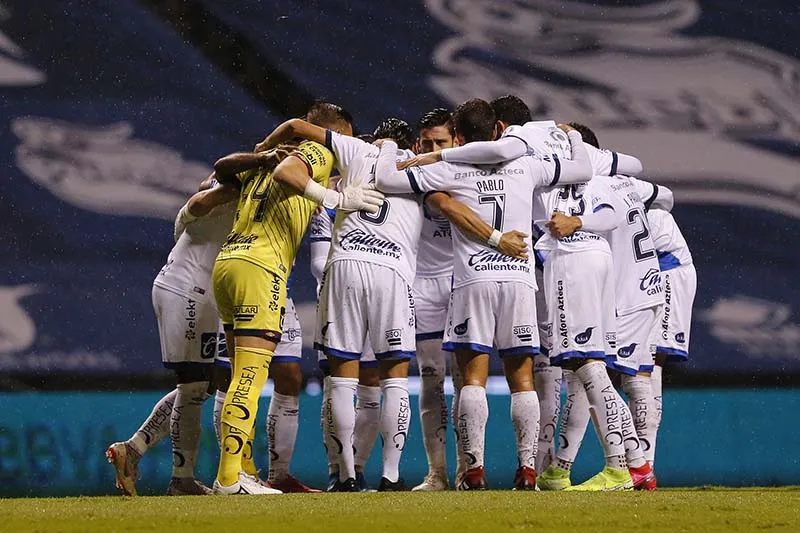 Elementos del Puebla previo al duelo ante Pachuca