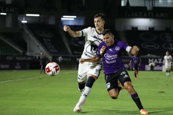 Juan Dinenno y Aldo Rocha disputan un balón