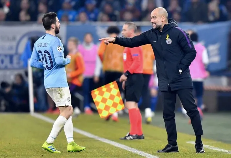 AP Silva hablando con Pep Guardiola en un juego del City