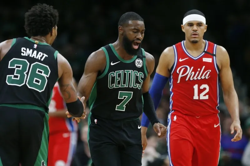 AP Jugadores de Celtics y 76ers durante un partido