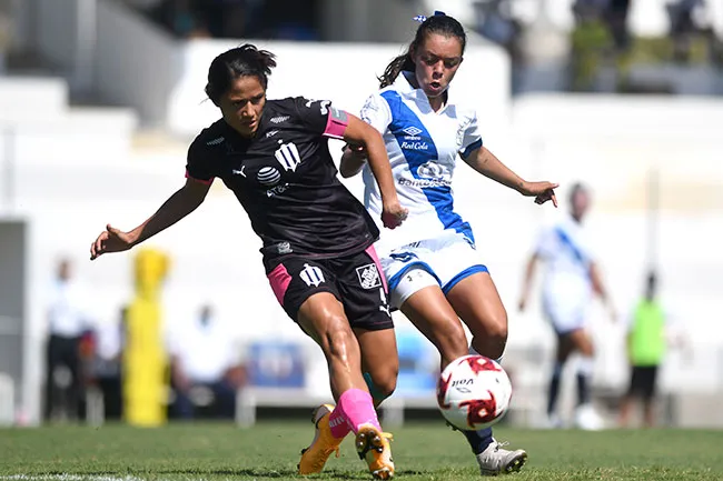 IMAGO7 Pelea por el esférico en medio campo