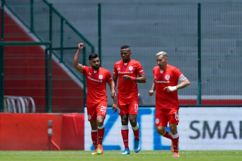 Canelo, Estrada y Sambueza tras un gol del Diablo