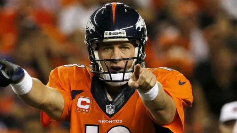 AP Peyton Manning portando el jersey de Denver