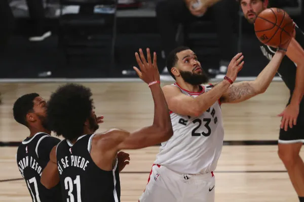 AP VanVleet intenta encestarle a los Nets