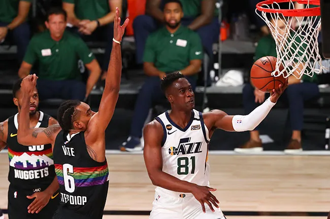 AP Miye Oni, en una bandeja para anotar