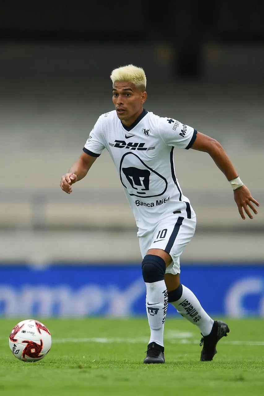 Favio conduciendo el balón en el Olímpico 68