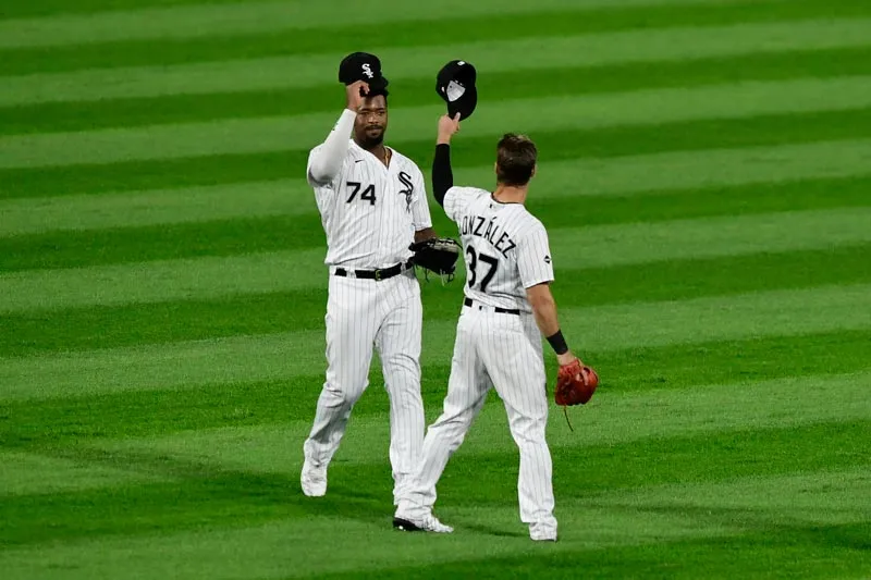 El sonorense celebra con Eloy Jimenez