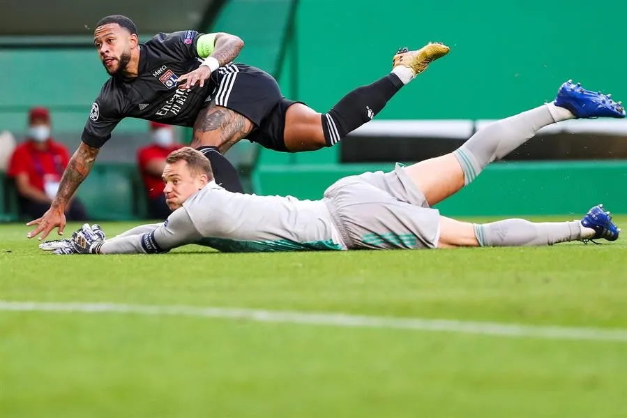 EFE Neuer tras una jugada ante Memphis Depay