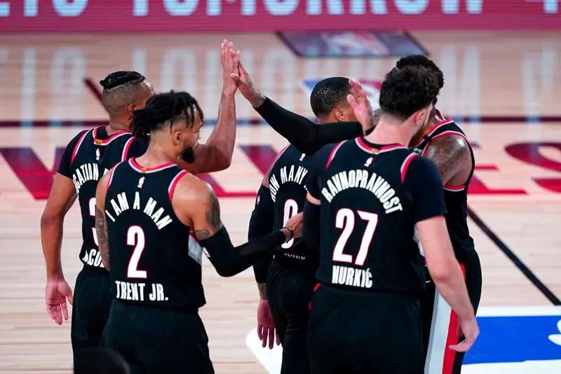 AP Los jugadores de Portland celebran el triunfo