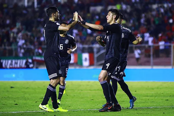 Jugadores del Tri festejan un gol