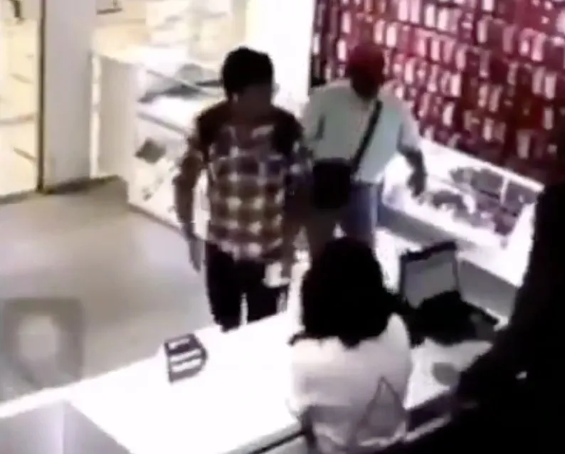 CAPTURA DEL VIDEO Arturo Tapia Lugo agrede a empleadas