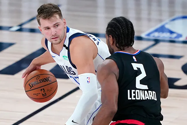 AP Doncic intenta superar a Leonard en el uno contra uno