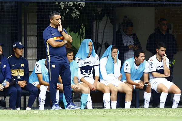 La banca de la Sub 20 en un partido