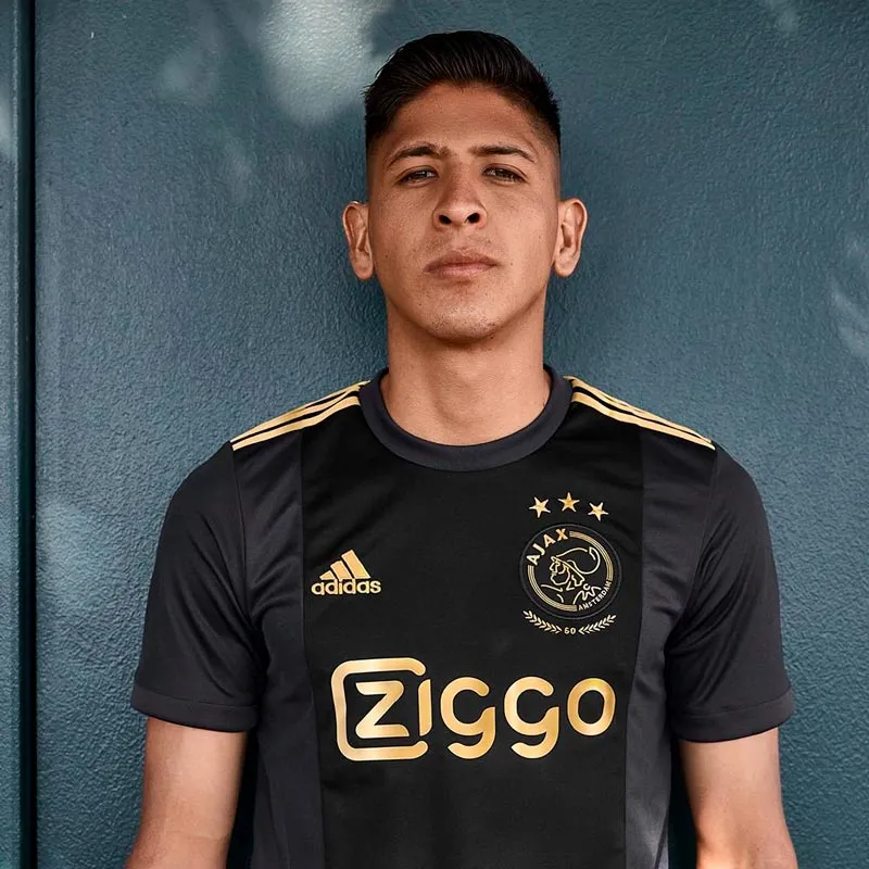 El mexicano luciendo el nuevo uniforme