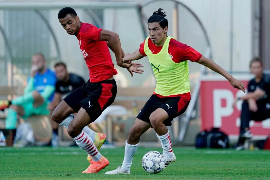Érick Gutiérrez durante un entrenamiento con PSV