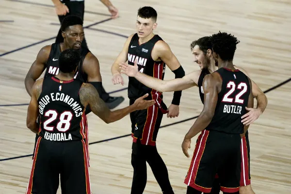 Jugadores del Heat celebran el triunfo
