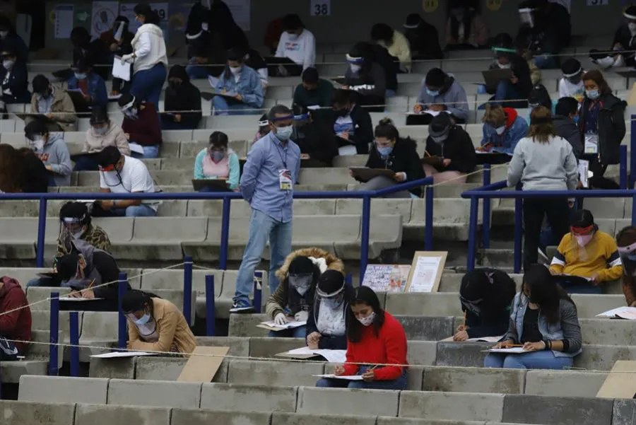 Examen de la UNAM con sana distancia y al aire libre