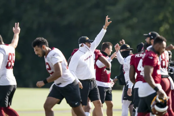 AP El entrenador de Washington, Ron Rivera, en práctica