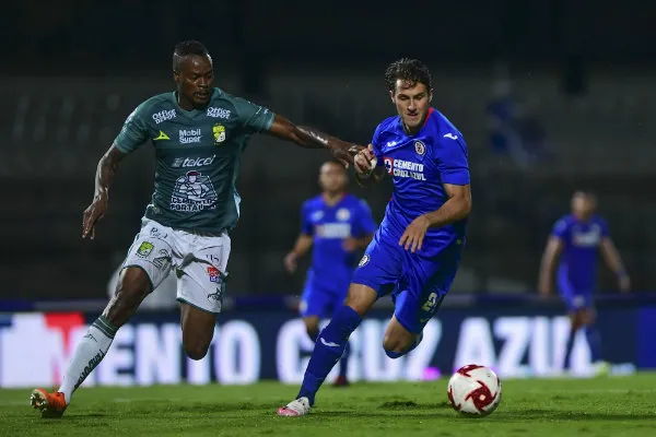 MEXSPORT Jaine Barreiro y Santiago Giménez disputan un balón