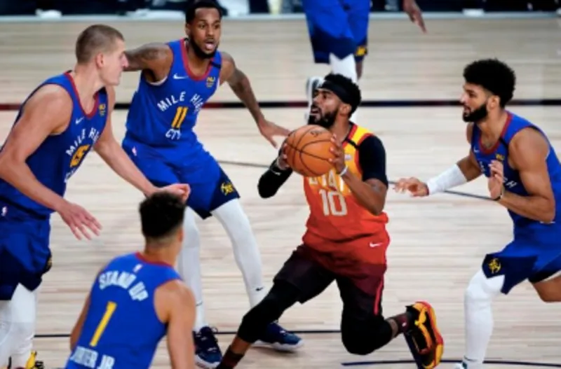 AP Mike Conley atacando a la defensa del Jazz