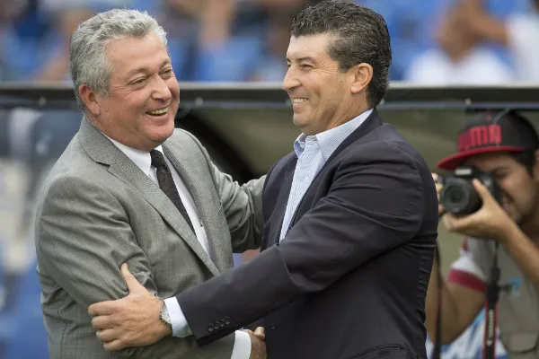MEXSPORT Ambos entrenadores antes de un partido