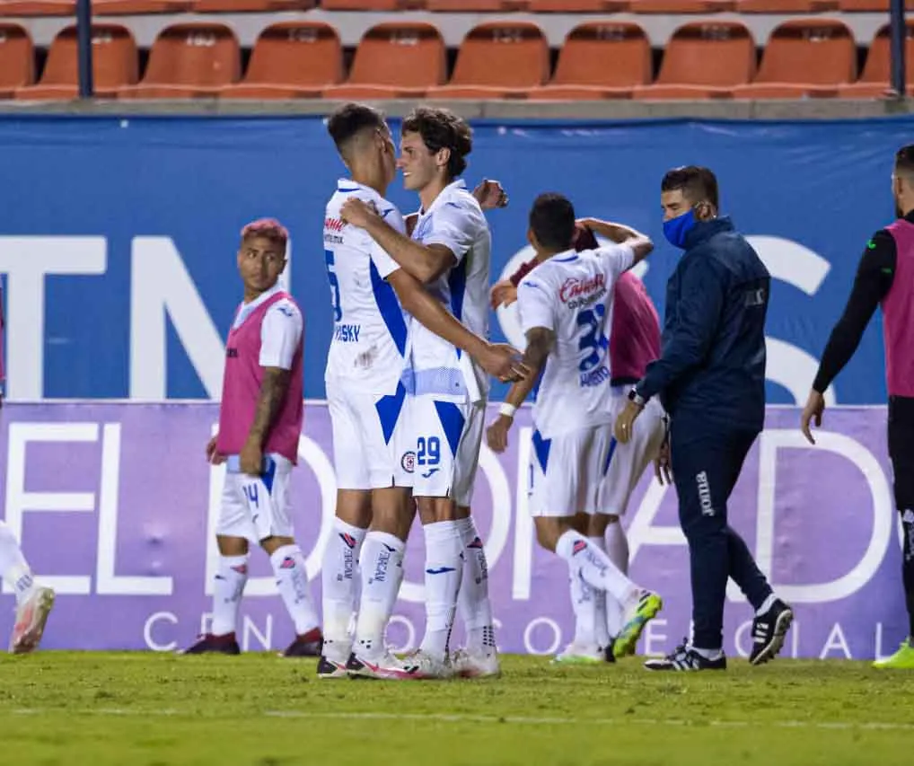Santi Giménez es felicitado por su anotación