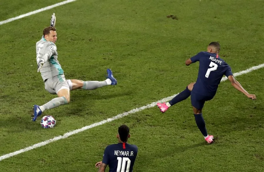 EFE Manuel Neuer detiene un impacto de su rival