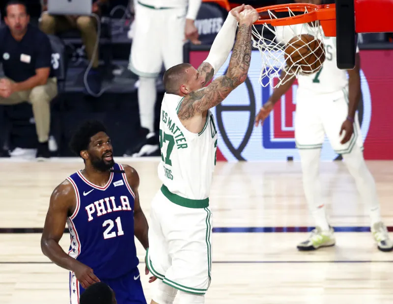 Daniel Theis encesta ante la mirada de Joel Embiid